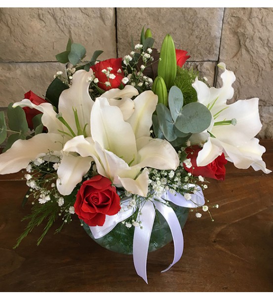 Akvaryum Vazoda Gül ve Lilyum