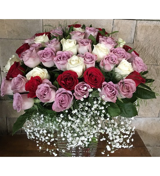 vazoda ithal lila beyaz ve kırmızı güller