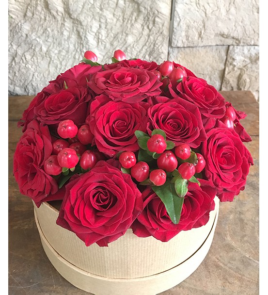 kutuda kırmızı güller